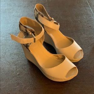 Beige/Gray wedges